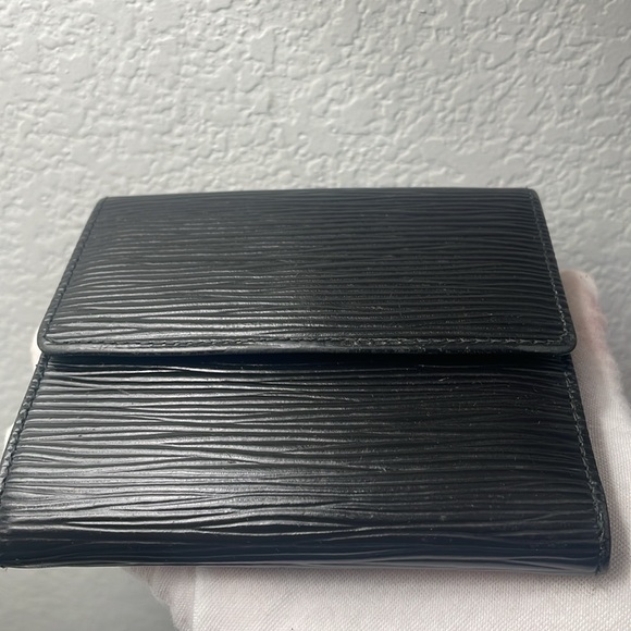 EUC Vintage LOUIS VUITTON Epi Leather Elise
Wallet - Picture 3 of 13